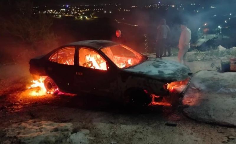 مستوطنون يحرقون مركبة ويحاولون اختطاف طفل في بيت أمر بالخليل