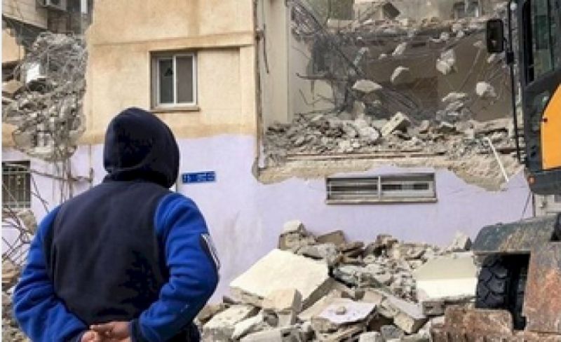 قوات الاحتلال تخطر بهدم بناية سكنية و3 منازل جنوب طولكرم