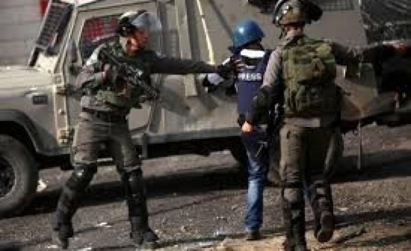"إعلام الأسرى": 42 صحفيًا رهن الاعتقال في سجون الاحتلال وسط ظروف قاسية وإخفاء قسري