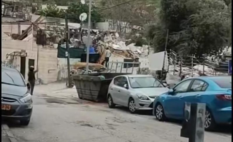 جرافات الاحتلال تهدم منزلًا في حي البستان بسلوان