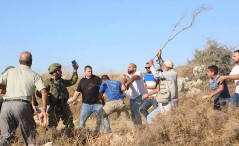 مهاجمة مركبات وتحطيم صرح شهيد ومحاولة حرق مسجد بهجمات للمستوطنين بالضفة