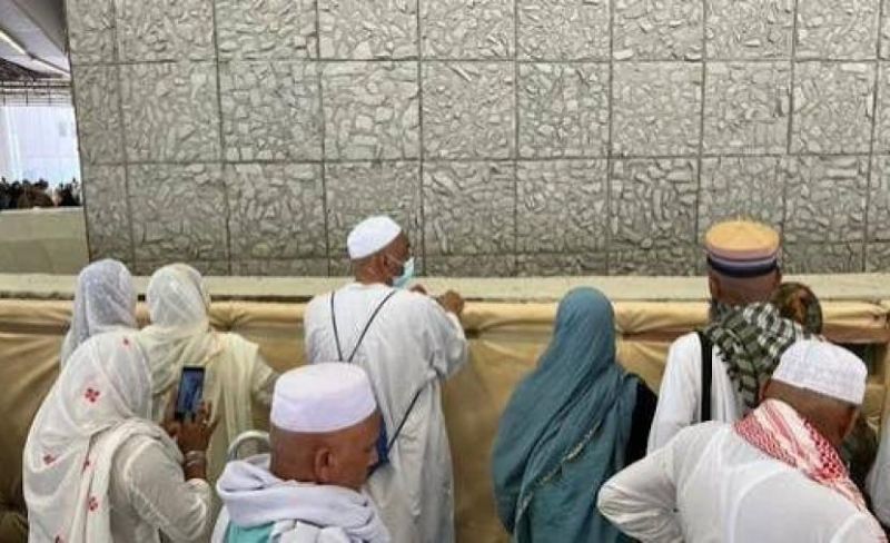 الحجاج يبدأون رمي الجمرات في أول أيام التشريق