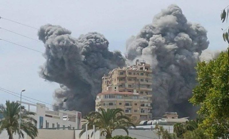 إصابة 13 كادرًا طبيًا بغارة إسرائيلية على مستشفى جنوبي لبنان