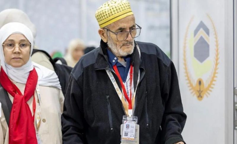 حاج مغربي يقترب من 100 عام يبدأ رحلة الحج إلى السعودية