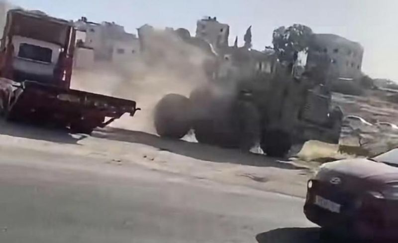 الاحتلال يُغلق مدخل حزما بالقدس ويُداهم محال تجارية