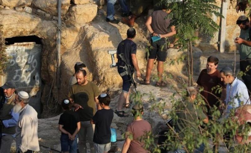 مستوطنون يشعلون النيران قرب منازل المواطنين جنوب شرق بيت لحم