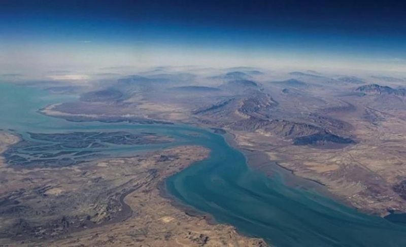عُمان تفتح ممرًا بحريًا مؤقتًا في هرمز دون رسوم عبور