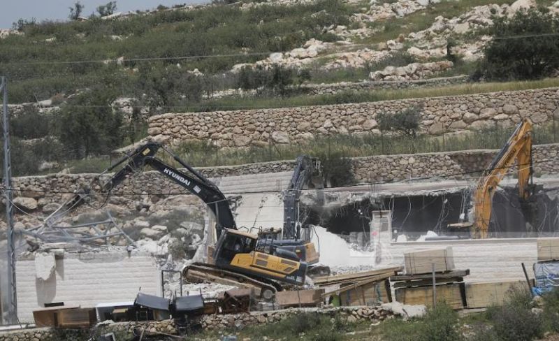 الاحتلال يجبر مواطنًا على هدم مزرعته في المغير شرق رام الله