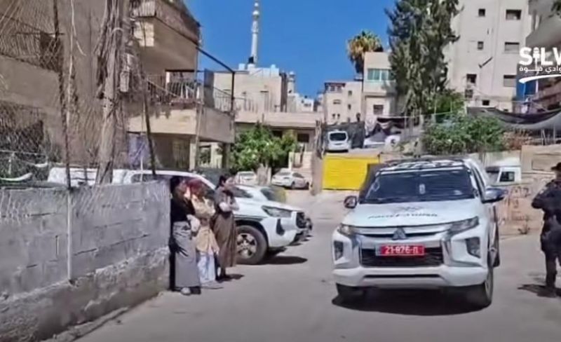 الاحتلال يعتقل مقدسيًا ونجله بالعيسوية ويصادر مركبات