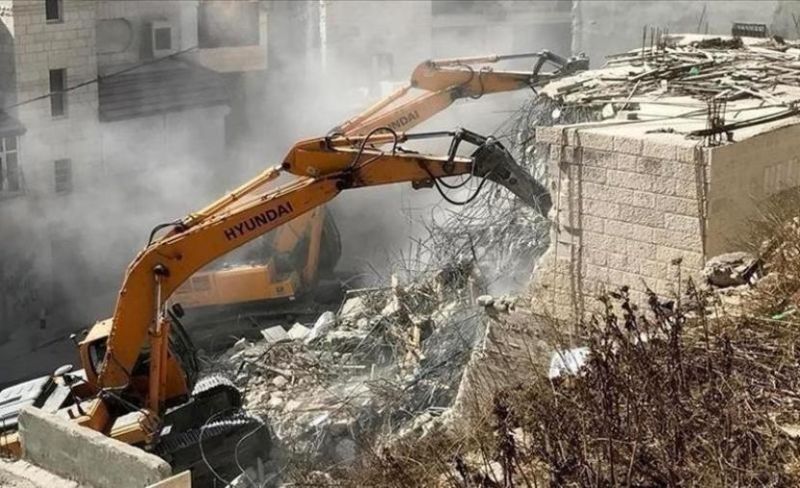 الاحتلال يخطر بهدم 10 منازل ومنتزه جنوب الخليل