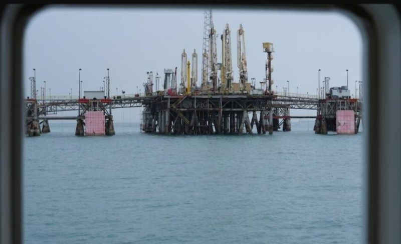 وقف تصدير النفط من ميناء البصرة مؤقتًا بعد استهداف ناقلة