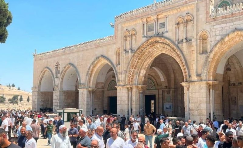 عشرات الآلاف يؤدون صلاة الجمعة في الأقصى