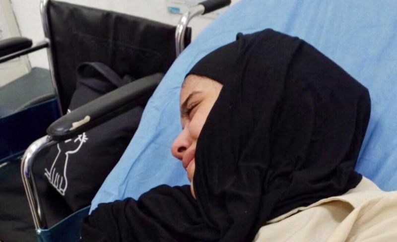 ساق معطلة وشظايا بالأحشاء.. اليتيمة "حلا" جسد طفولي بأوجاعِ مسن وأبواب طبية مغلقة