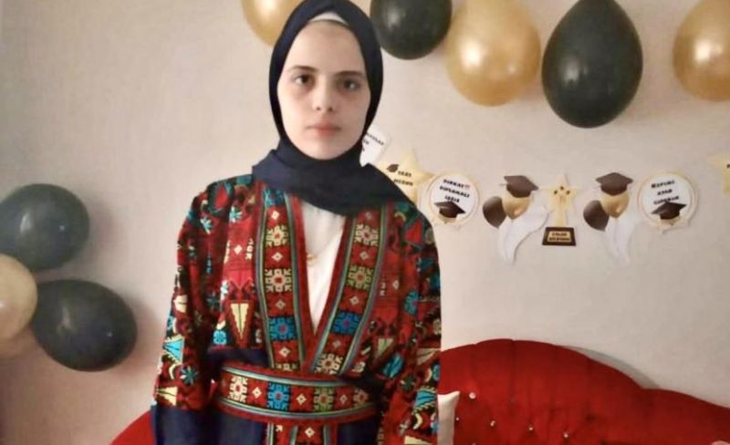 بين محطات العلاج وقاعات الاختبار.. الناجية الوحيدة "أنفال" تعبر "التوجيهي" من قلب الفقد