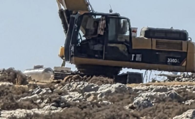 مستوطنون يشرعون بإقامة بؤرة استيطانية جديدة شمال شرقي القدس