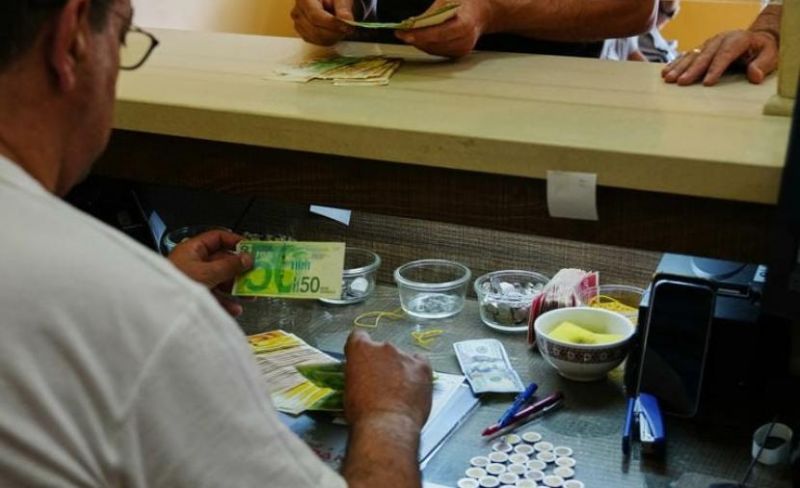 تقرير: أزمة فائض الشيكل تشل الاقتصاد في الضفة وتهدد القطاع الخاص