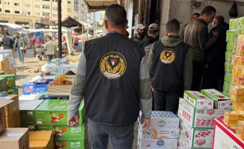 الاقتصاد تتلف كميات من المواد الغذائية الفاسدة والمنتهية الصلاحية في غزة وخانيونس