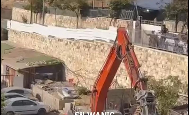جرافات الاحتلال تهدم منزلًا في سلوان