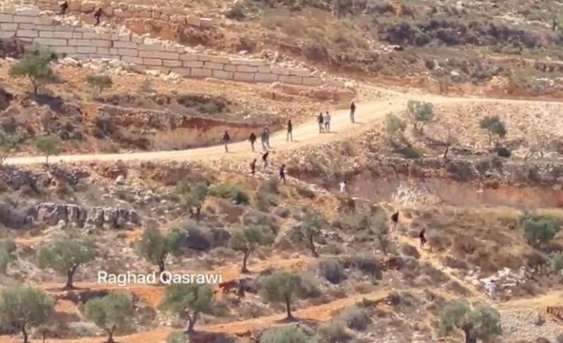 المستوطنون يهاجمون منزلًا بقصرة ويحتجزون شبانًا