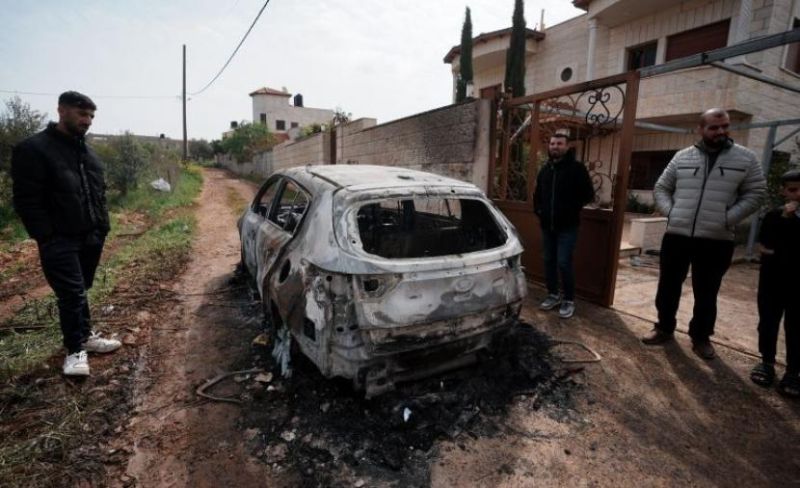 مستوطنون يحرقون 3 مركبات ويهاجمون منازل المواطنين جنوب نابلس
