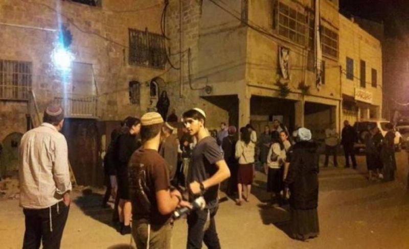 مستوطنون برفقة جيش الاحتلال يقتحمون عين قينيا برام الله