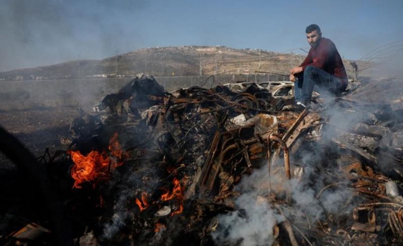 تصاعد اعتداءات المستوطنين.. إحراق وتسييج أراضٍ ومهاجمة للمواطنين وسط مواجهات