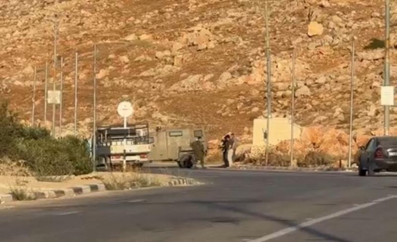 الاحتلال يغلق مدخل المغير شرق رام الله وينكل بمواطنين