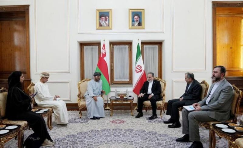 إيران وعمان تناقشان ممراً مؤقتاً بمضيق هرمز