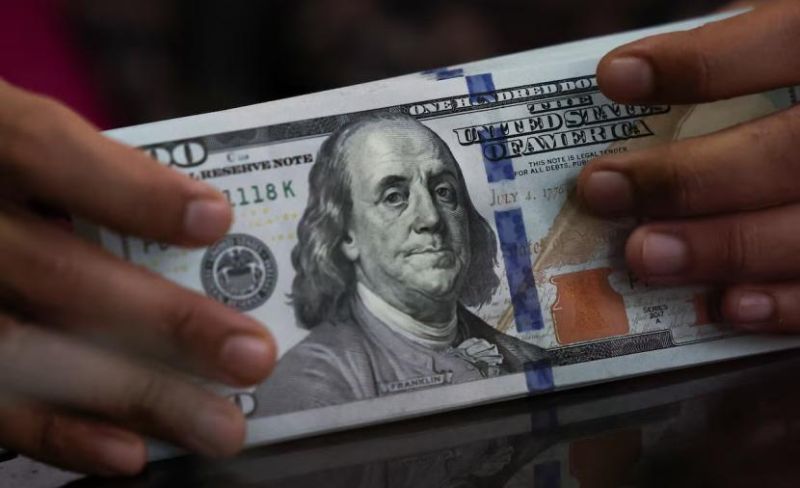 الدولار قرب أدنى مستوى منذ عدة أشهر وسط مخاوف الديون