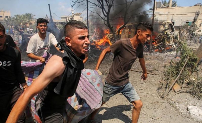 خمس ثوانٍ بين الحياة والموت.. كيف أنقذ "عناق الأمان" طفلاً تائهاً من مجزرة شرطة البلديات؟