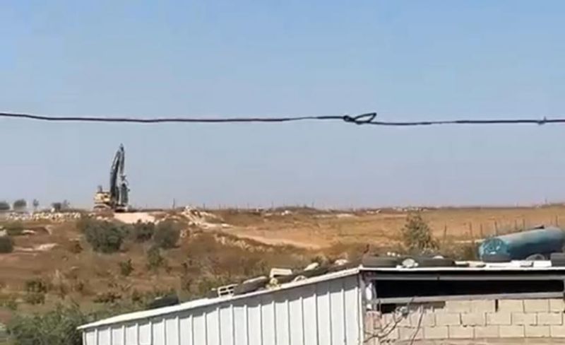الاحتلال برفقة آليات الهدم يقتحم غربي يطا جنوبي الخليل