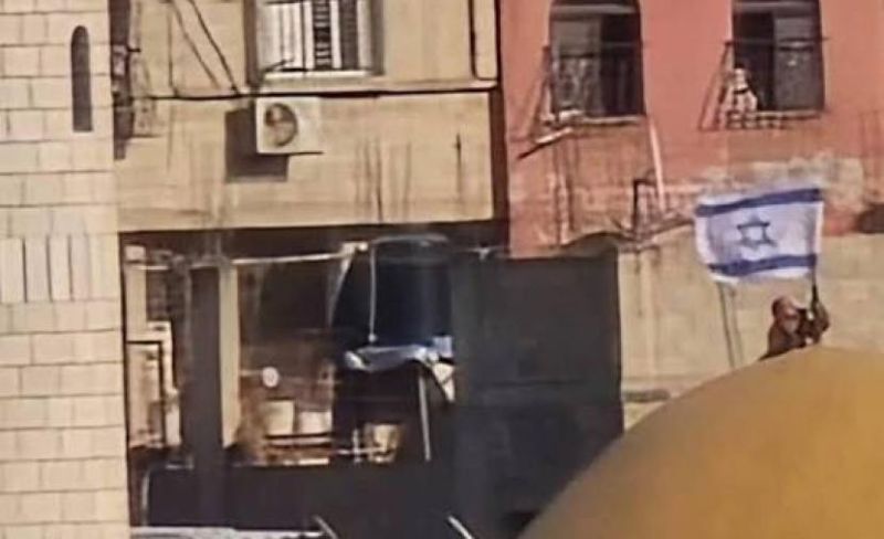 الاحتلال يرفع علمه فوق مأذنة مسجد في طولكرم