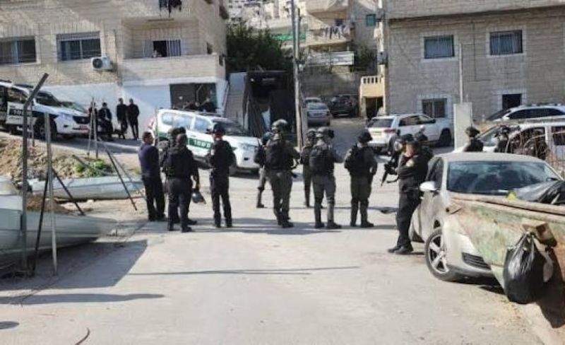 الاحتلال يقتحم عدة منازل في العيسوية ويأخذ قياساتها