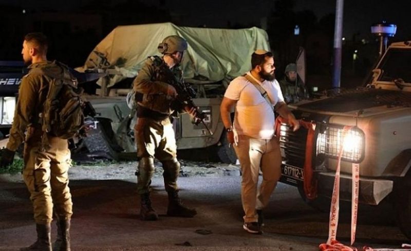 مستوطنون يغلقون طريقًا ترابية بالحجارة جنوب شرق بيت لحم