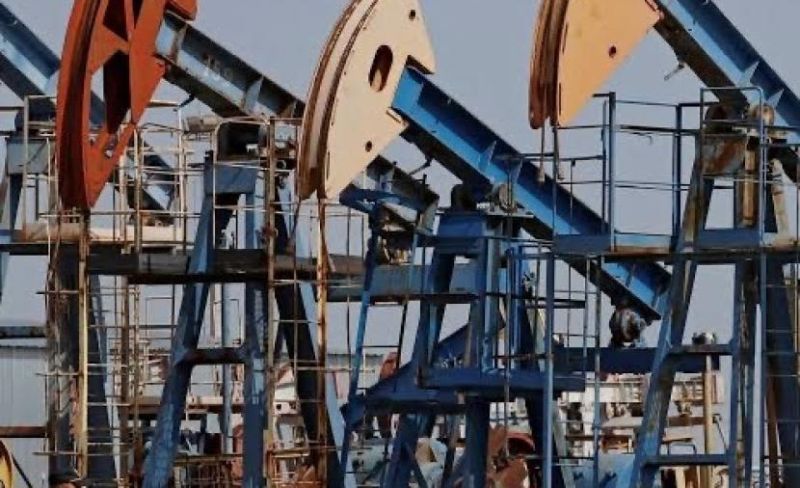 تباين بأسعار النفط وتوقعات بمكاسب بعد تهديد أمريكي بحصار مفتوح على إيران