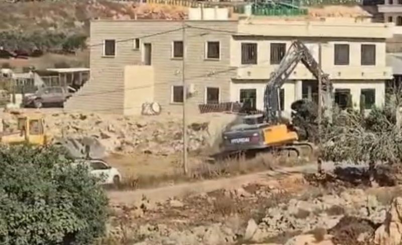 الاحتلال يشرع بعمليات هدم في قرية قلنديا بالقدس