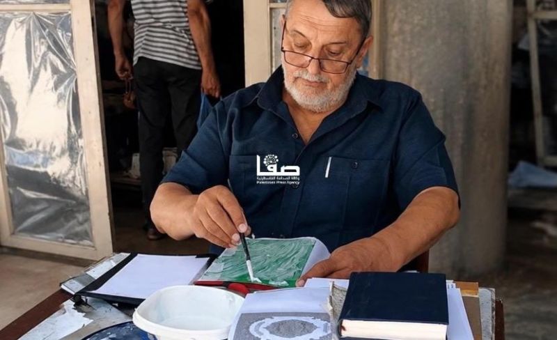 "إسرائيل" حرقتها وتمنعها.. "مقداد" يلمس روح غزة بترميم مصاحفها