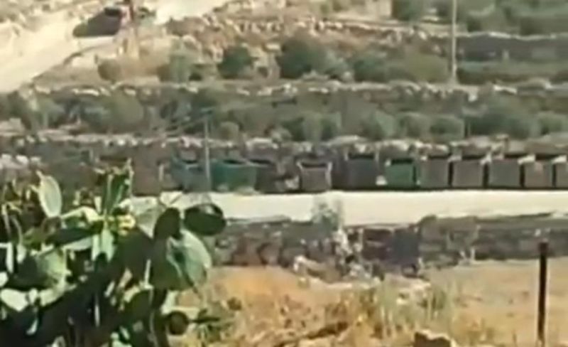 الاحتلال ينقل بيوتًا متنقلة إلى بؤرة استيطانية جنوب الخليل