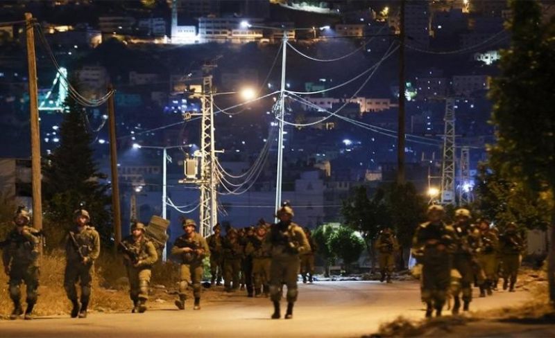الاحتلال يداهم منازل وينصب حواجز خلال اقتحام قرى جنوب نابلس