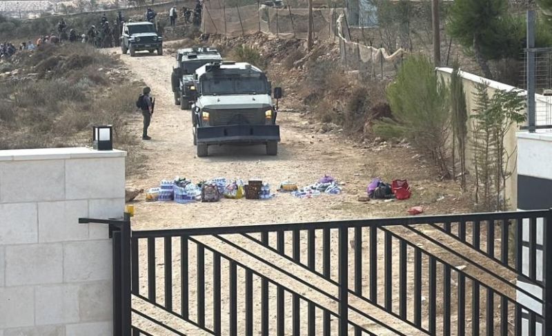 الاحتلال يمنع متضامين من الوصول إلى المنازل المحاصرة في قصرة جنوب نابلس