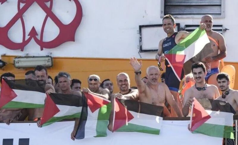 العلم الفلسطيني يرفرف في انطلاق سباق البوسفور للسباحة بإسطنبول
