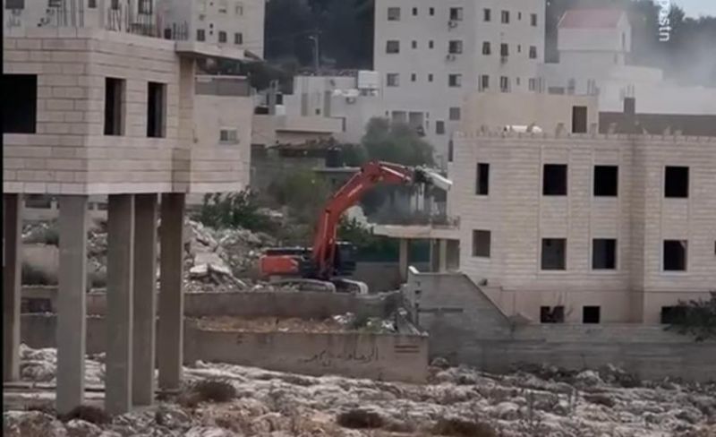 جرافات الاحتلال تهدم منزلًا في نابلس