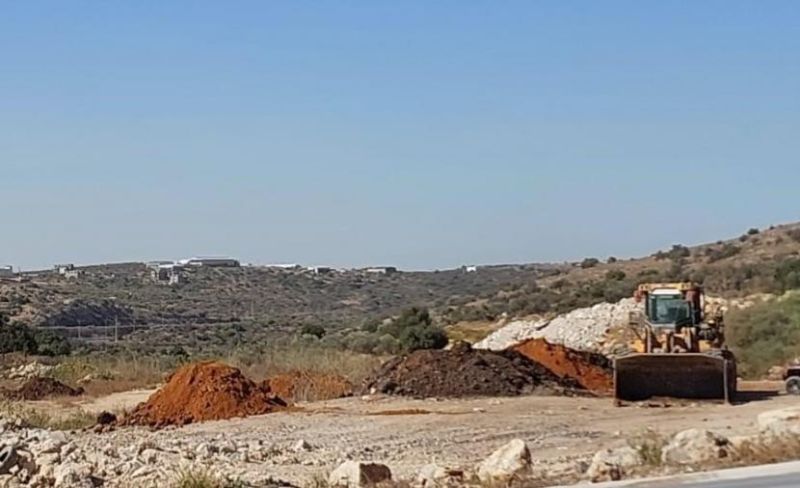الاحتلال يشرع بتجريف عشرات الدونمات غرب سلفيت