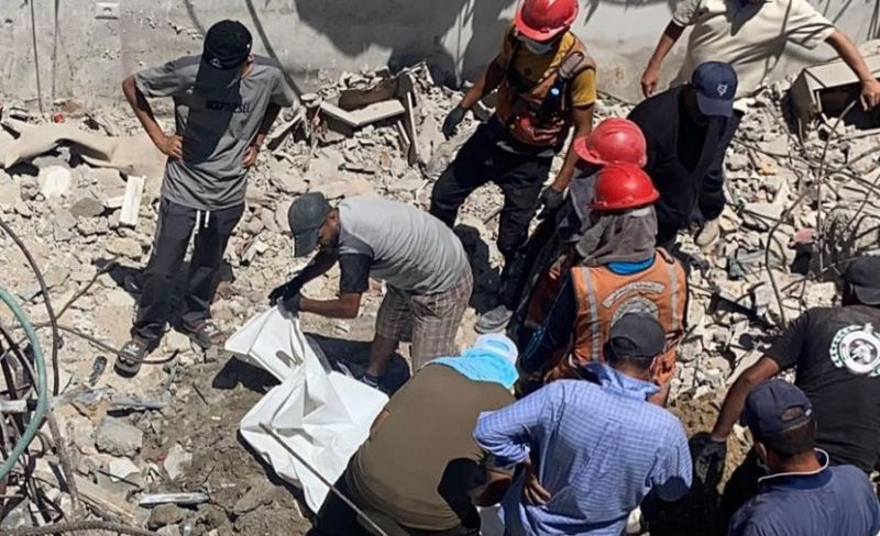 الدفاع المدني: انتشال جثامين 233 شهيدًا من تحت أنقاض 20 منزلًا في غزة