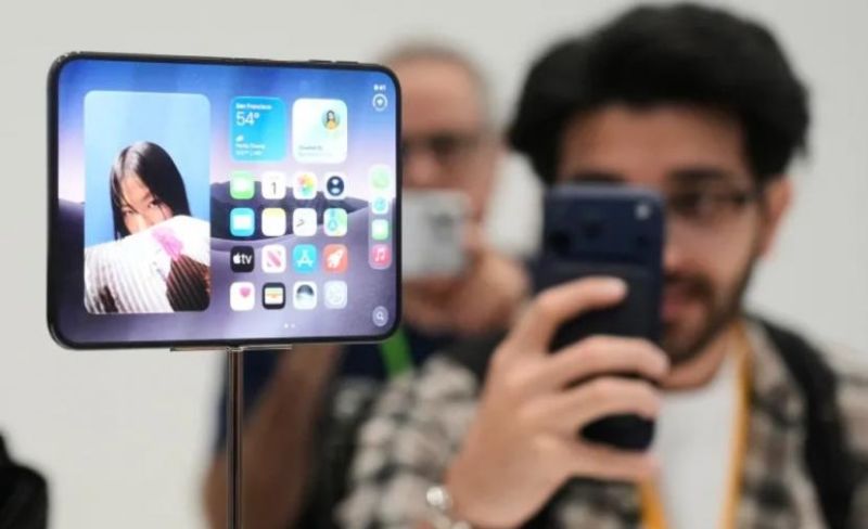 "آيفون ديو".. 10 تنازلات قدمتها آبل مقابل الهاتف القابل للطي