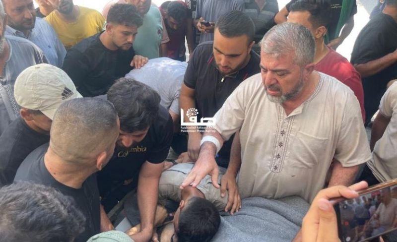 دموع فوق أغطية الطوارئ.. أطباء غزة يدفعون فلذاتهم ثمن البقاء