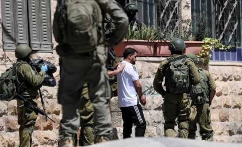 13 معتقلًا منذ فجر اليوم في الضفة