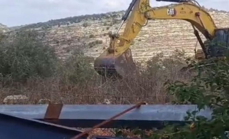 الاحتلال يُواصل تجريف أراضي واقتلاع أشجار زيتون في دير نظام برام الله