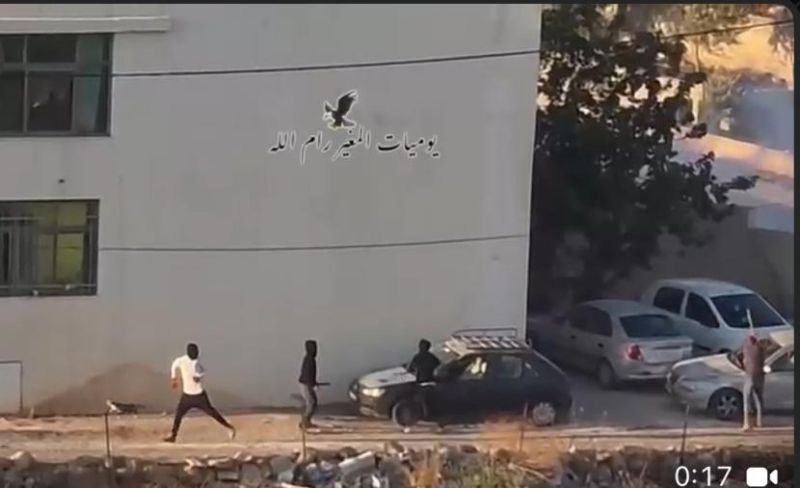 مستوطنون يهاجمون مركبة إسعاف ويسرقون معدات من قرية المغير