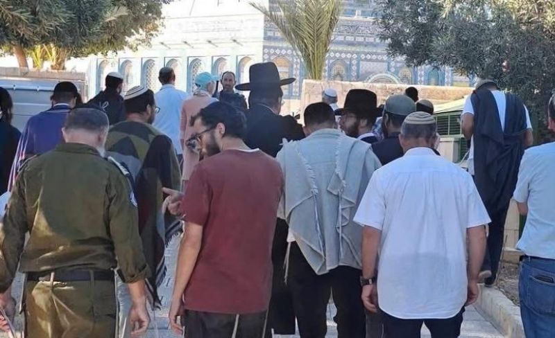 مستوطنون وجنود الاحتلال يقتحمون باحات الأقصى